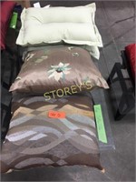 4 Toss Pillows