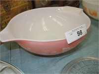 COLLECTIBLE PINK PYREX DISH