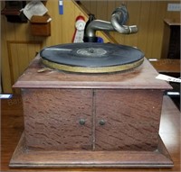 Victor VV-IV Table Top Phonograph Record Player