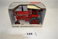 International 1066 ROPS tractor