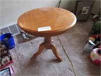 Oak round end table