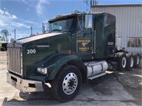 2003 KENWORTH T800 TRI-AXLE ROAD TRACTOR, 1XKDDB9X