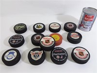 Collection de 13 rondelles de hockey