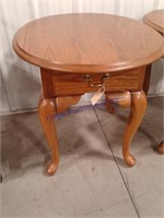 Oval top end table w/ drawer