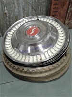Set of 4 hubcaps w/ rings
