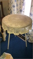3 leg side table with doily
