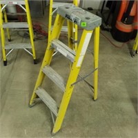 Keller 4' fiberglass step ladder
