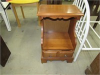 Colonial Maple End Table or Night Stand