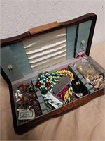 Group of miscellaneous jewelry in vintage Wm