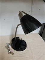 Desk lamp with adjustable lamp shade
