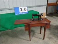 SINGER SEWING MACHINE AND TABLE NO FOOT PEDAL