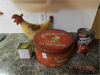 LOT ASSORTED COLLECTIBLES / ROOSTER FIGURE