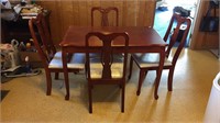 Dining table with 4 chairs and 1 leaf