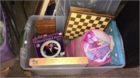 Tote with lid includes collectible Obama plate,