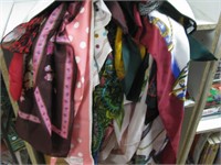 WOMAN'S RETRO SCARVES COLLECTION LOT