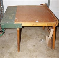 WORK TABLE WITH CUTTING ARM