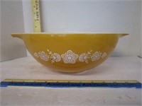 Pyrex Butterfly Gold Large Cinderella Bowl