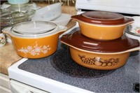 3 pieces of Pyrex baking ware with lids