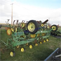 John Deere 12X30 cultivator w/rolling shields