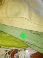 set of 3 good old blankets - pink electric -green