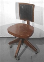 Chaise vintage en bois, sur roulettes