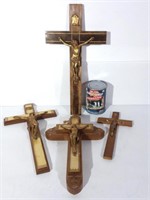 4 crucifix en bois dont 1 des derniers sacrements