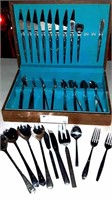Set of 8 flatware with extra serving