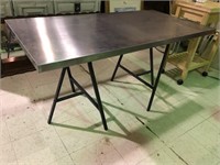STAINLESS TABLE WITH METAL LEGS