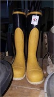 Size 10 insulated rubber boots