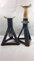 Pair of jack stands missing one pin