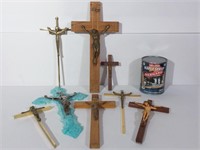 8 crucifix en bois, métal et plastique