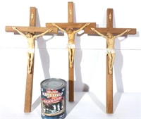 3 grands crucifix en bois