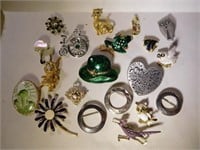 19 costume jewelry brooches