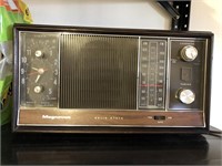 Magnavox solid-state AM/FM radio