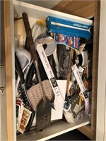 Contents of kitchen drawer