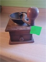 SMALL VINTAGE GRINDER