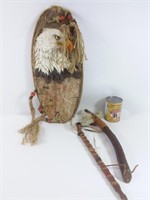 Amérindien: plaque aigle, 1 hache, 1 pipe bois
