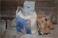 Bag of Insulation, 2 Traps & Wooden Pieces
