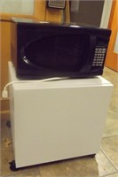 HAMILTON BEACCH MICROWAVE & ROLLING CABINET