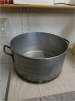 Very large stock pot 21 inches around 11.5 in