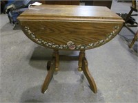 Small drop leaf table w. flowers