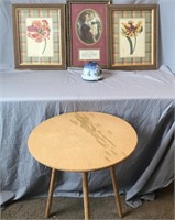 Occasional table with prints (fr)