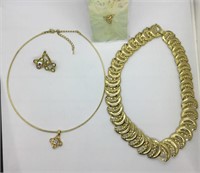 (4) Gold tone fashion necklaces, earrings, pin(fr)