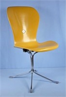Mid-Century Gideon Kramer Ion Fiberglass Chair