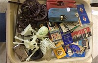 Tray lot with matchbook covers, 2 toy cars, with