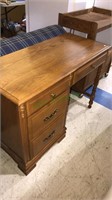 Oak four drawer desk (1000)