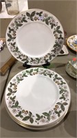 Eight Wedgewood Strawberry Hill dinner plates, 10