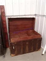 Large metal trunk w/ inside tray