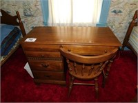 Small study desk, 3 side drawers, 1 small drawer,