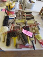 Approx 25 pcs: mixed brushes, trowel, paint tray &
